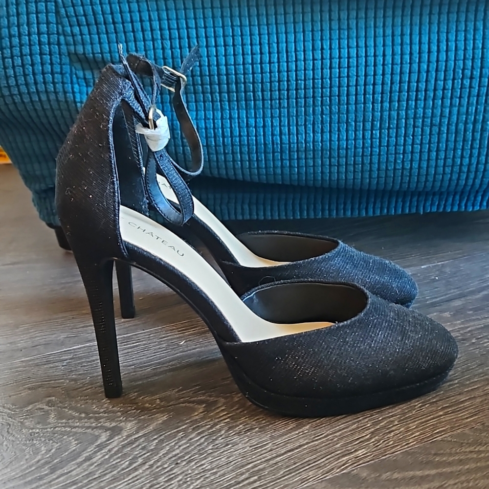 Le chateau sparkly pumps